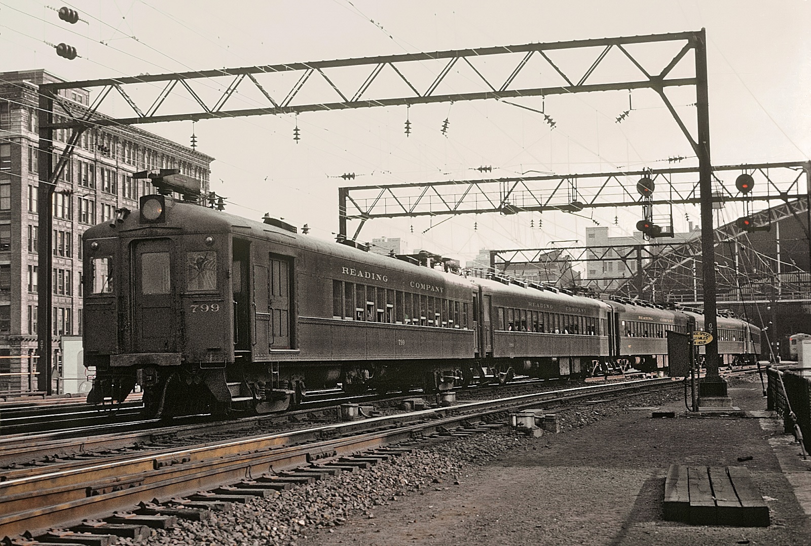 Reading 799 near Reading Terminal, Philadelphia, September 1964.jpg
